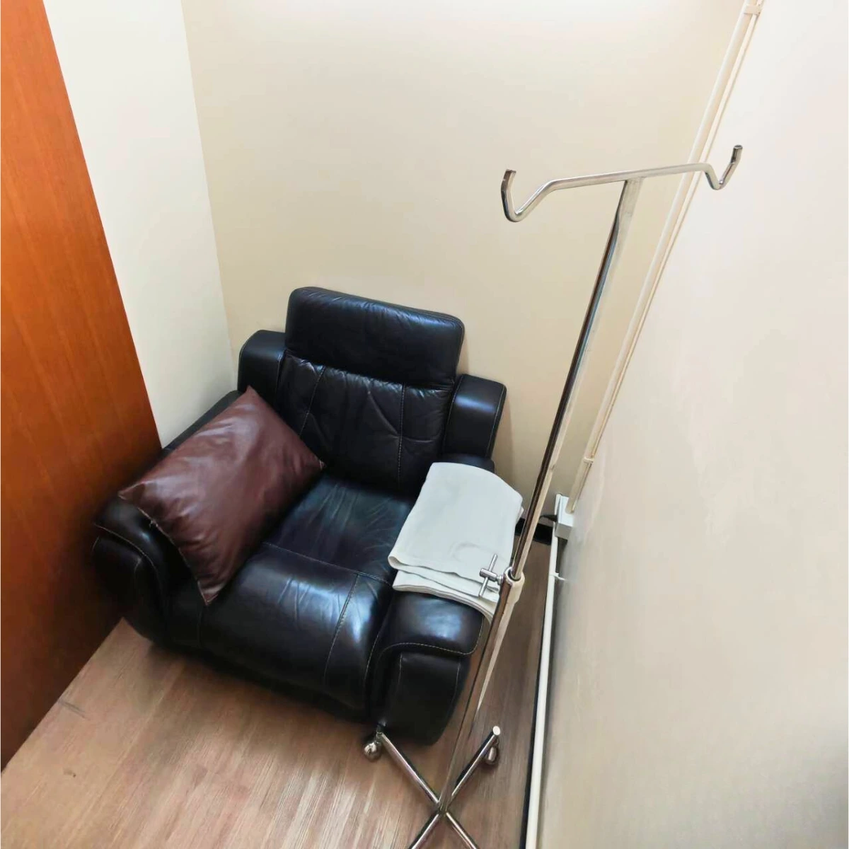 点滴室でビタミン点滴を準備している様子